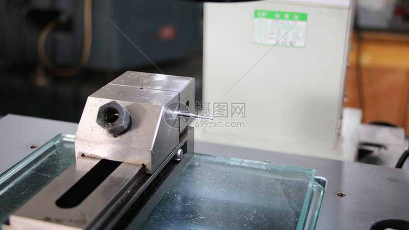 加工中心对刀与分中：本质区别与操作要点